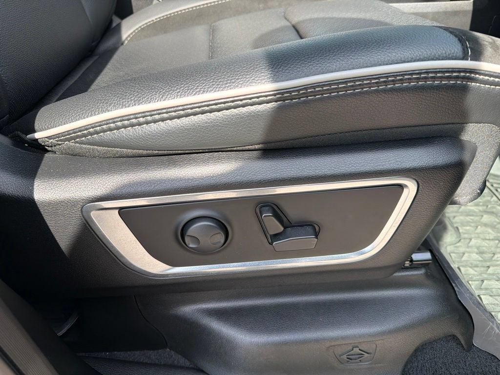 2025 RAM 1500 Laramie Crew Cab 4x4 5'7" Box