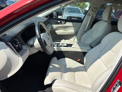 2024 Volvo XC60 B5 Ultimate Dark Theme