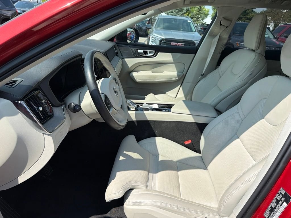 2024 Volvo XC60 B5 Ultimate Dark Theme