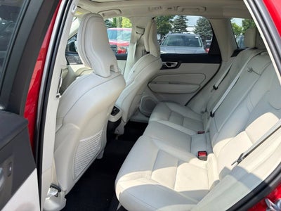 2024 Volvo XC60 B5 Ultimate Dark Theme