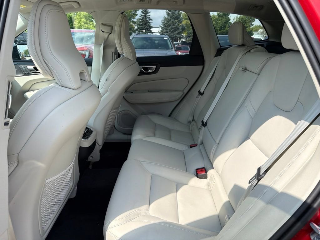 2024 Volvo XC60 B5 Ultimate Dark Theme