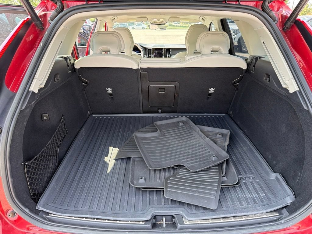2024 Volvo XC60 B5 Ultimate Dark Theme