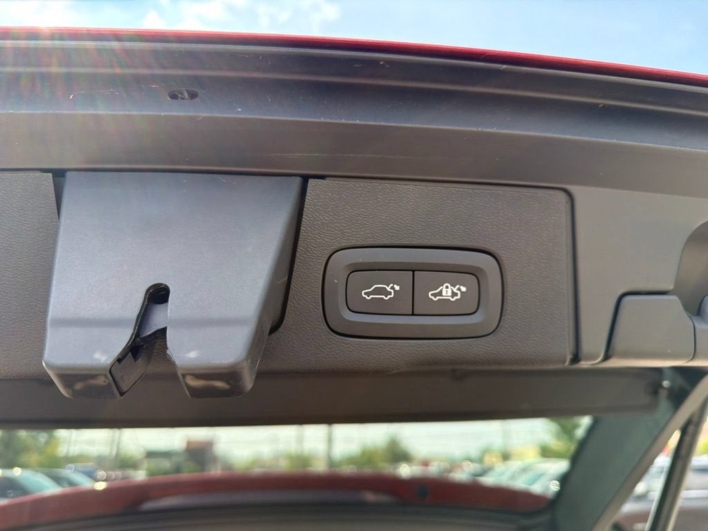 2024 Volvo XC60 B5 Ultimate Dark Theme