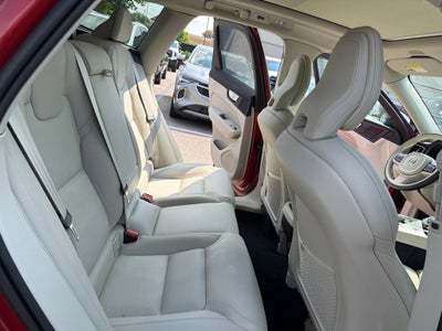 2024 Volvo XC60 B5 Ultimate Dark Theme