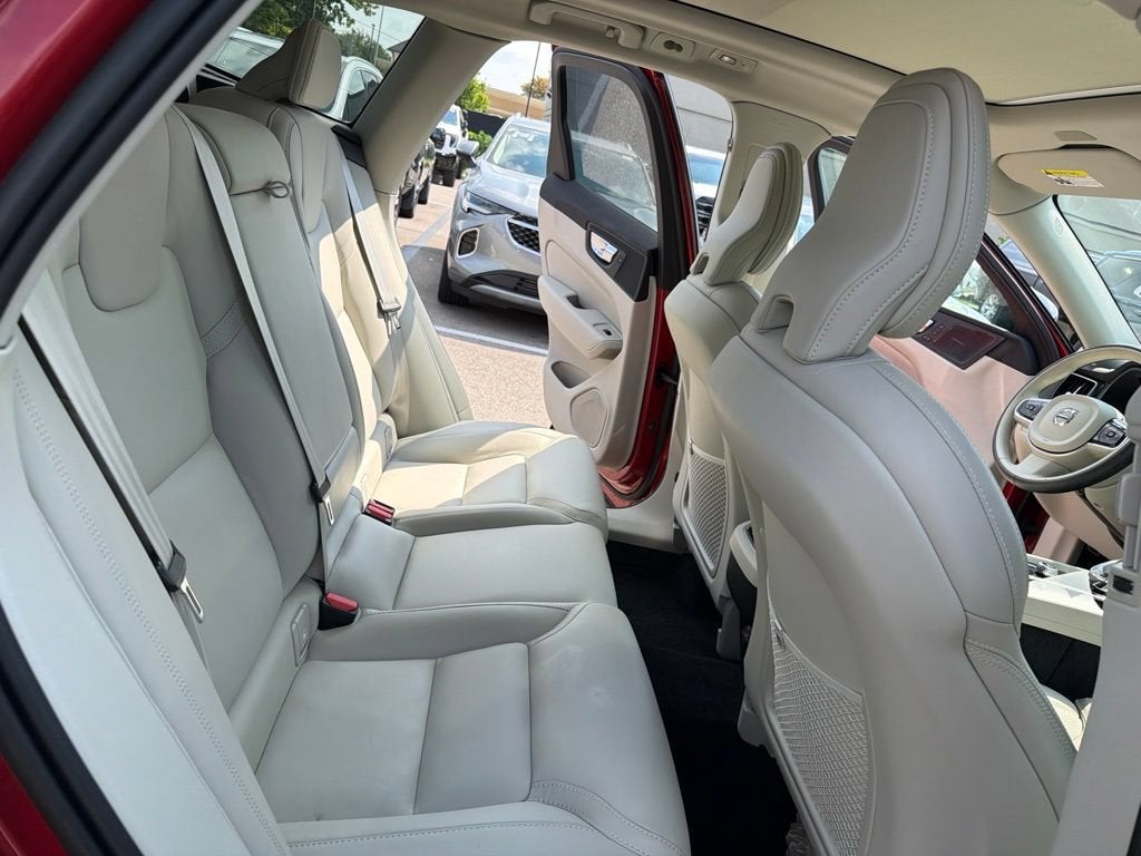 2024 Volvo XC60 B5 Ultimate Dark Theme