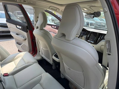 2024 Volvo XC60 B5 Ultimate Dark Theme
