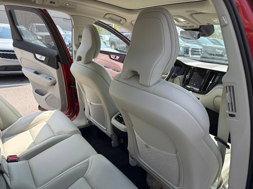 2024 Volvo XC60 B5 Ultimate Dark Theme