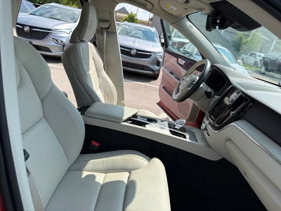 2024 Volvo XC60 B5 Ultimate Dark Theme