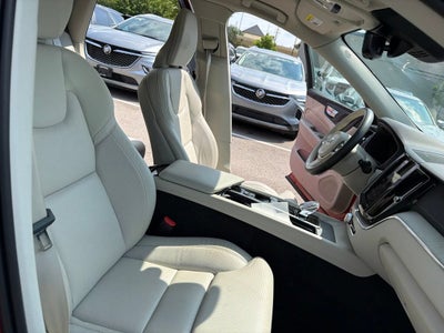 2024 Volvo XC60 B5 Ultimate Dark Theme