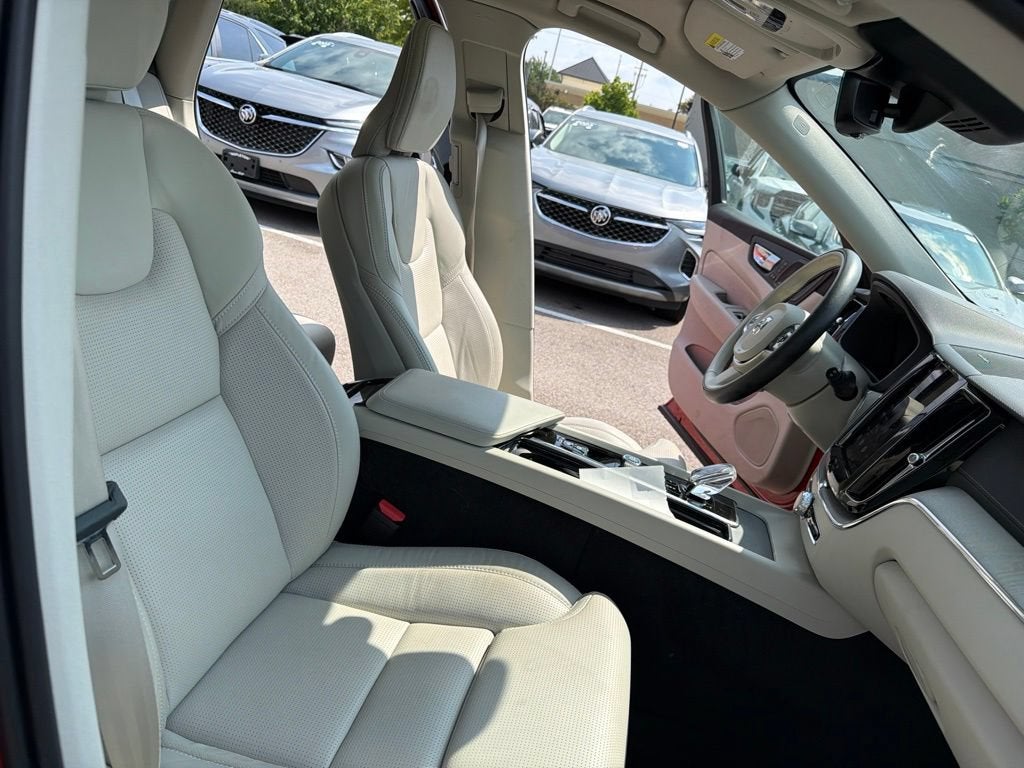 2024 Volvo XC60 B5 Ultimate Dark Theme