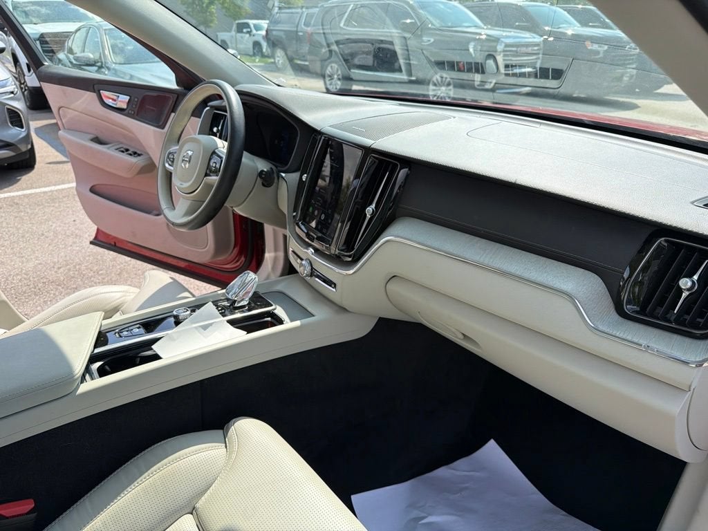 2024 Volvo XC60 B5 Ultimate Dark Theme