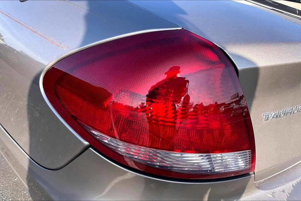 2005 Ford Taurus SE
