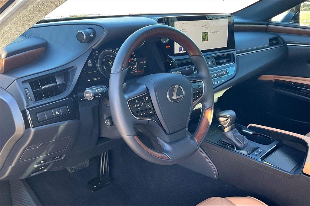 2025 Lexus ES 300h Luxury
