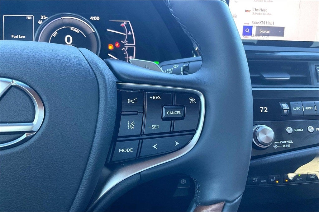 2025 Lexus ES 300h Luxury