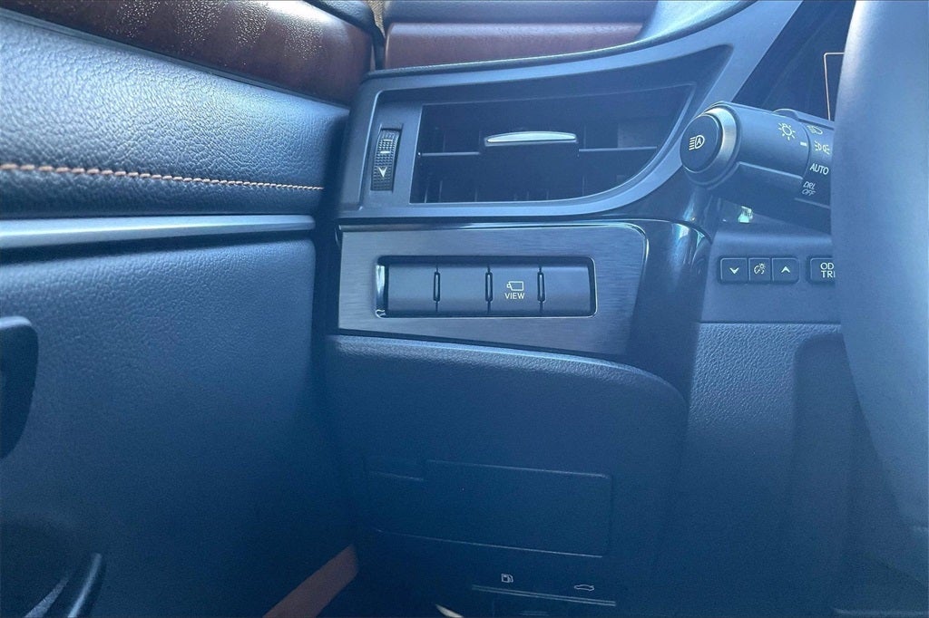 2025 Lexus ES 300h Luxury