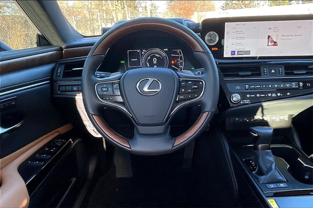 2025 Lexus ES 300h Luxury