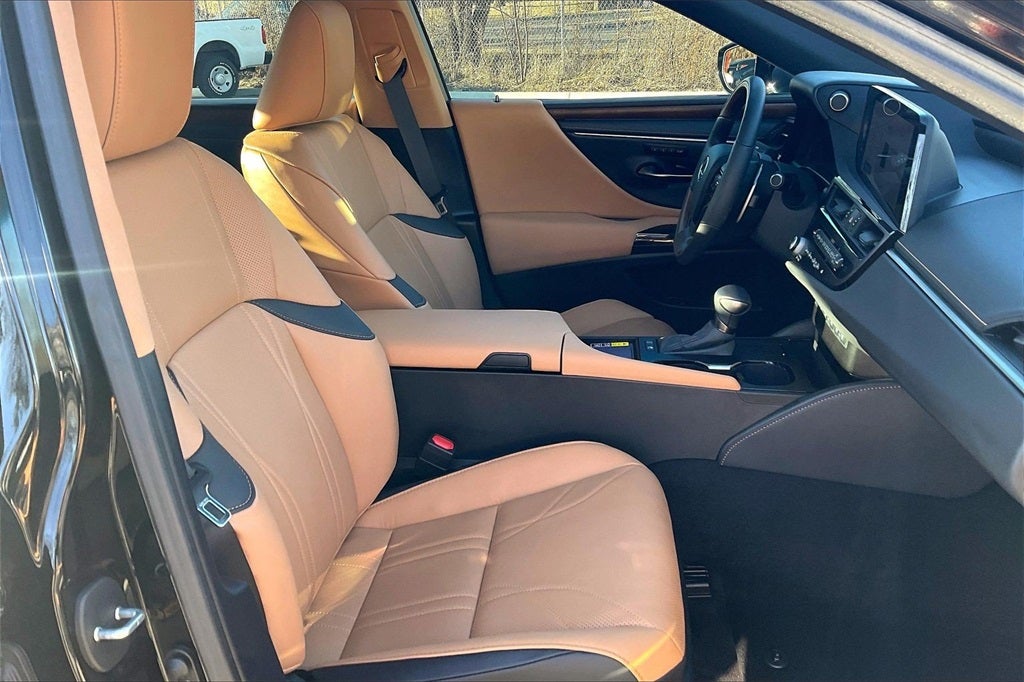 2025 Lexus ES 300h Luxury