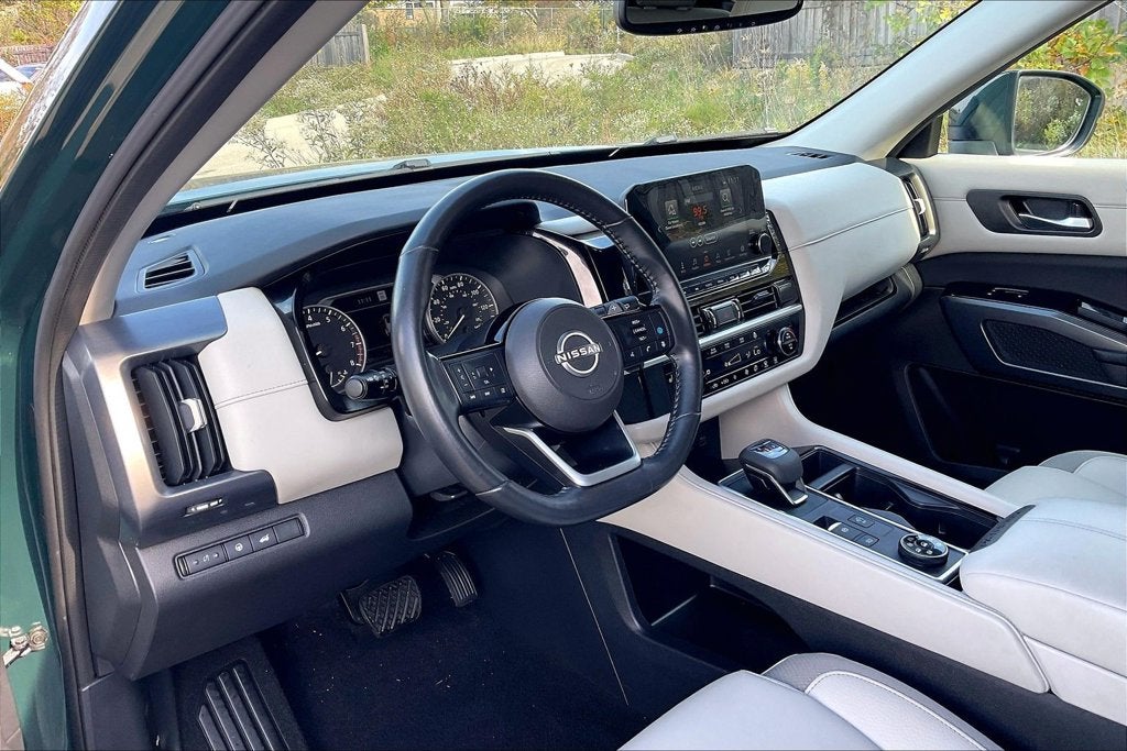 2022 Nissan Pathfinder SL