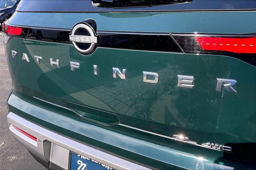 2022 Nissan Pathfinder SL