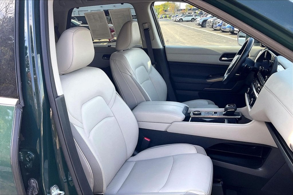 2022 Nissan Pathfinder SL