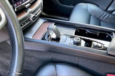 2022 Volvo XC60 B5 Momentum
