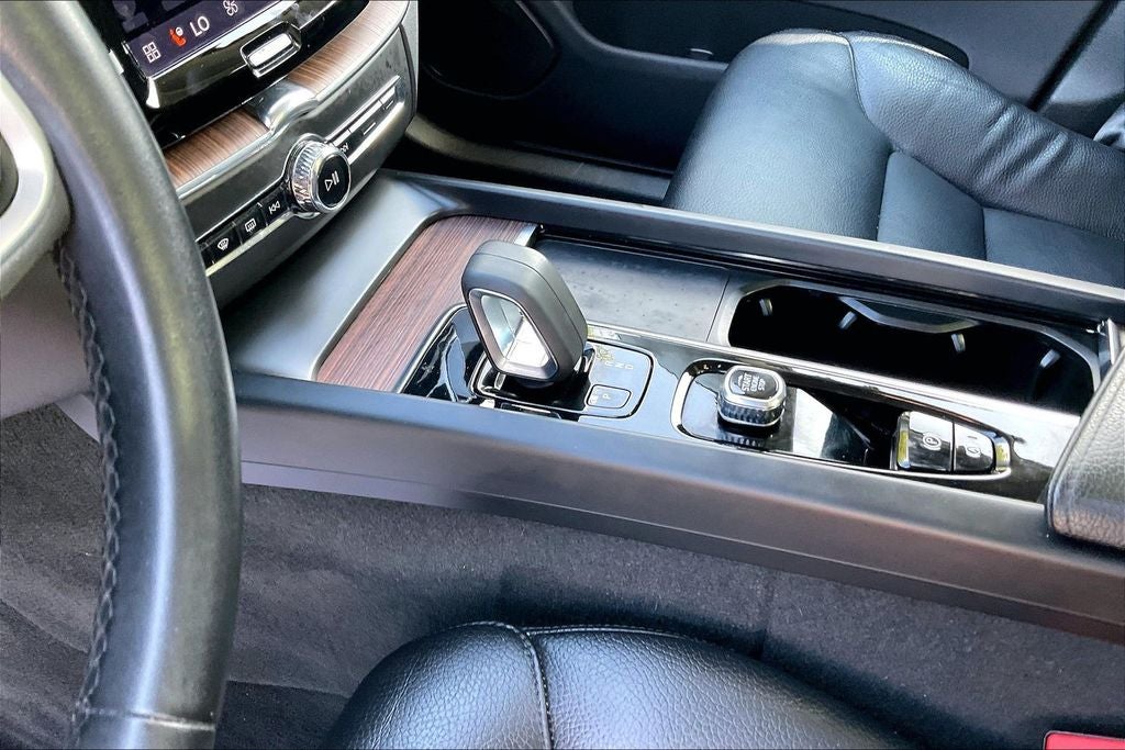 2022 Volvo XC60 B5 Momentum