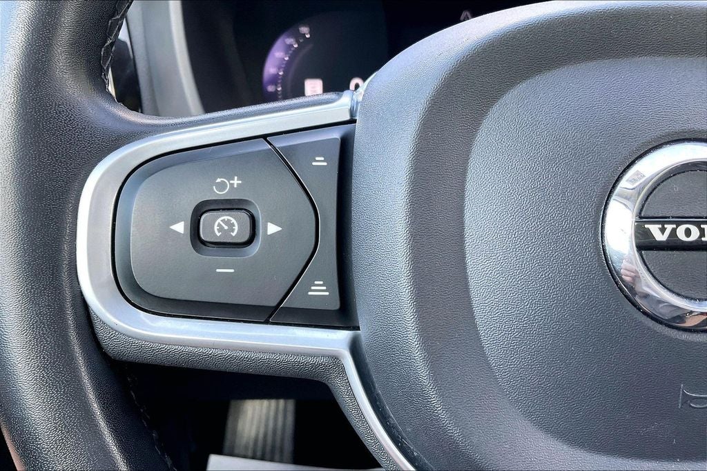 2022 Volvo XC60 B5 Momentum