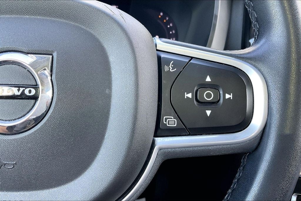 2022 Volvo XC60 B5 Momentum
