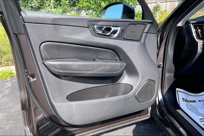2022 Volvo XC60 B5 Momentum