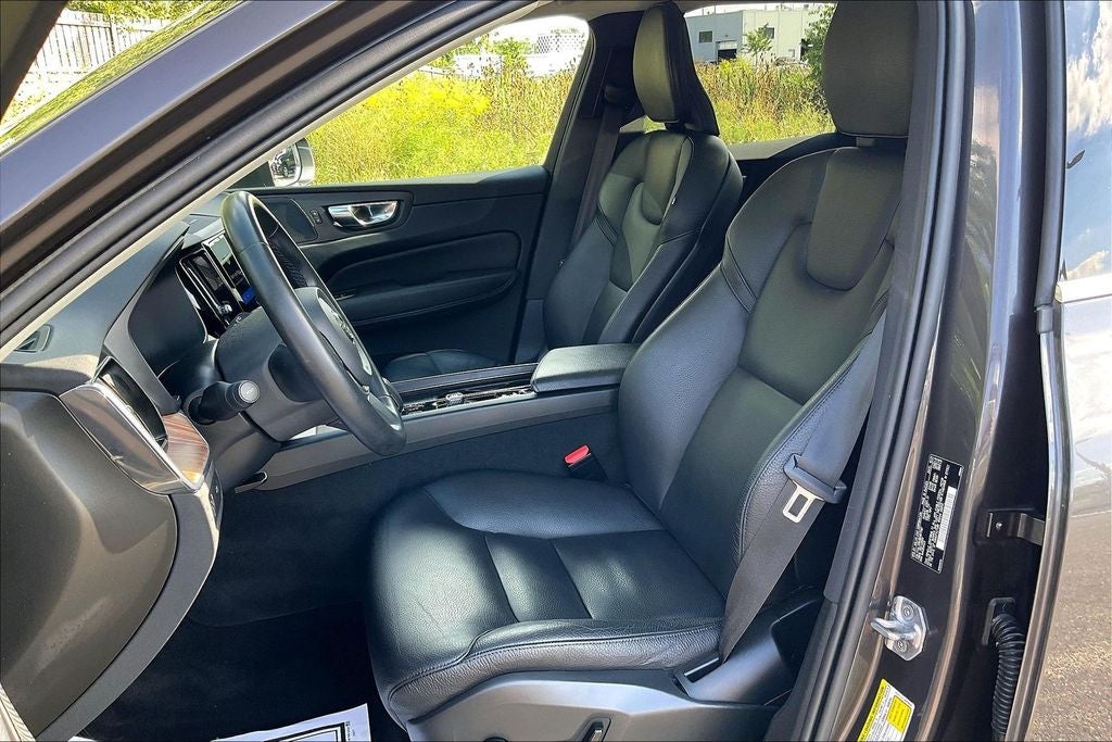 2022 Volvo XC60 B5 Momentum
