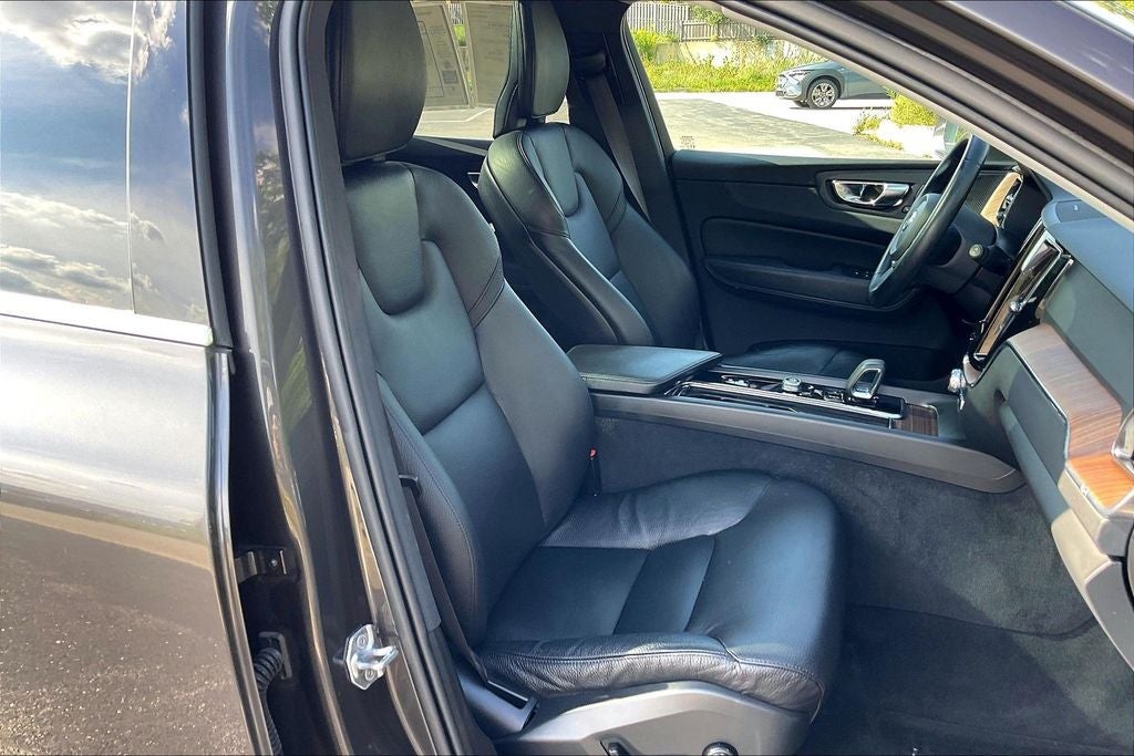 2022 Volvo XC60 B5 Momentum