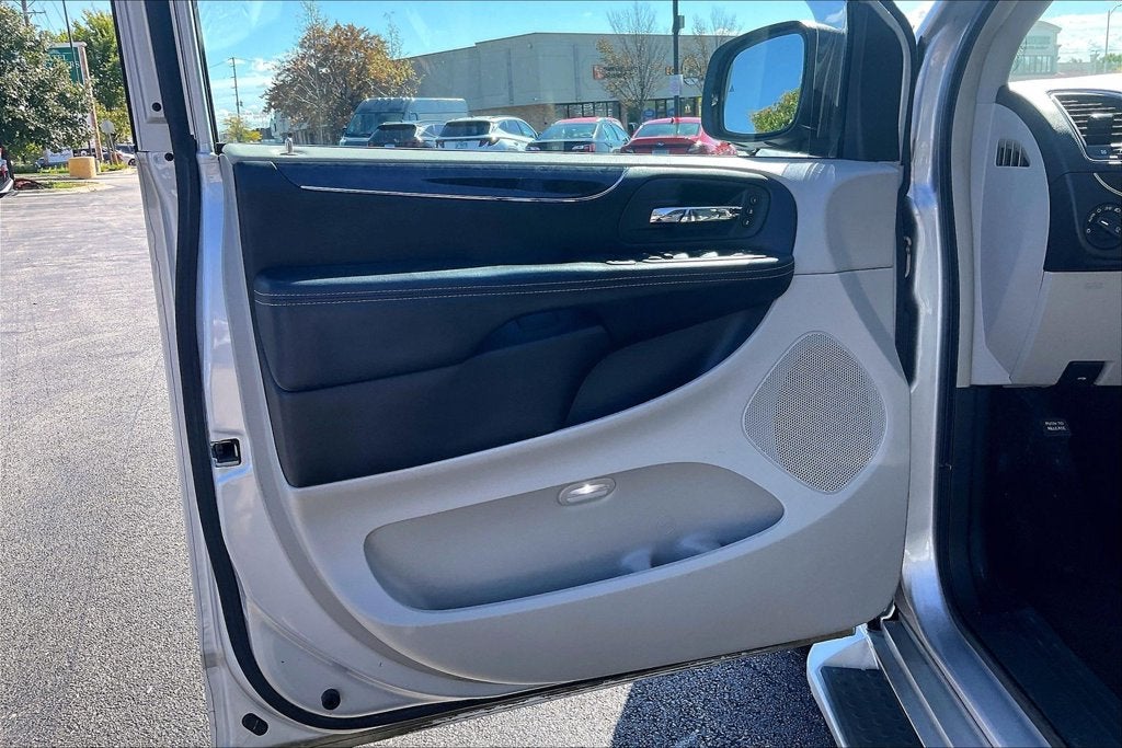 2011 Chrysler Town & Country Limited