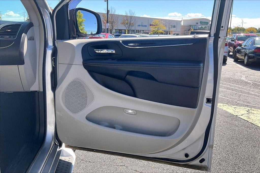 2011 Chrysler Town & Country Limited