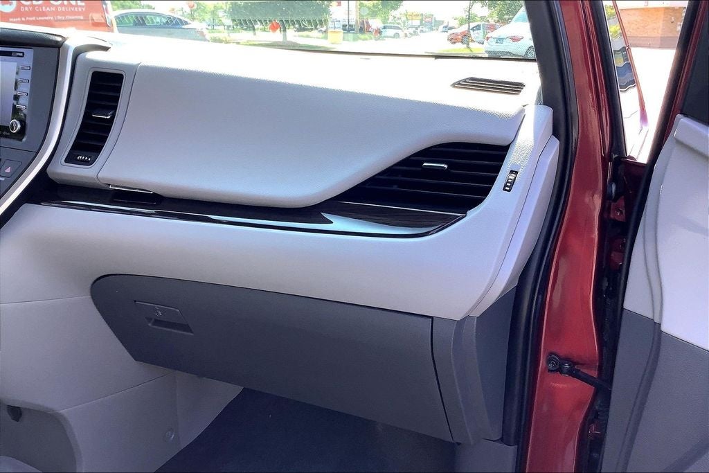 2020 Toyota Sienna XLE 8 Passenger