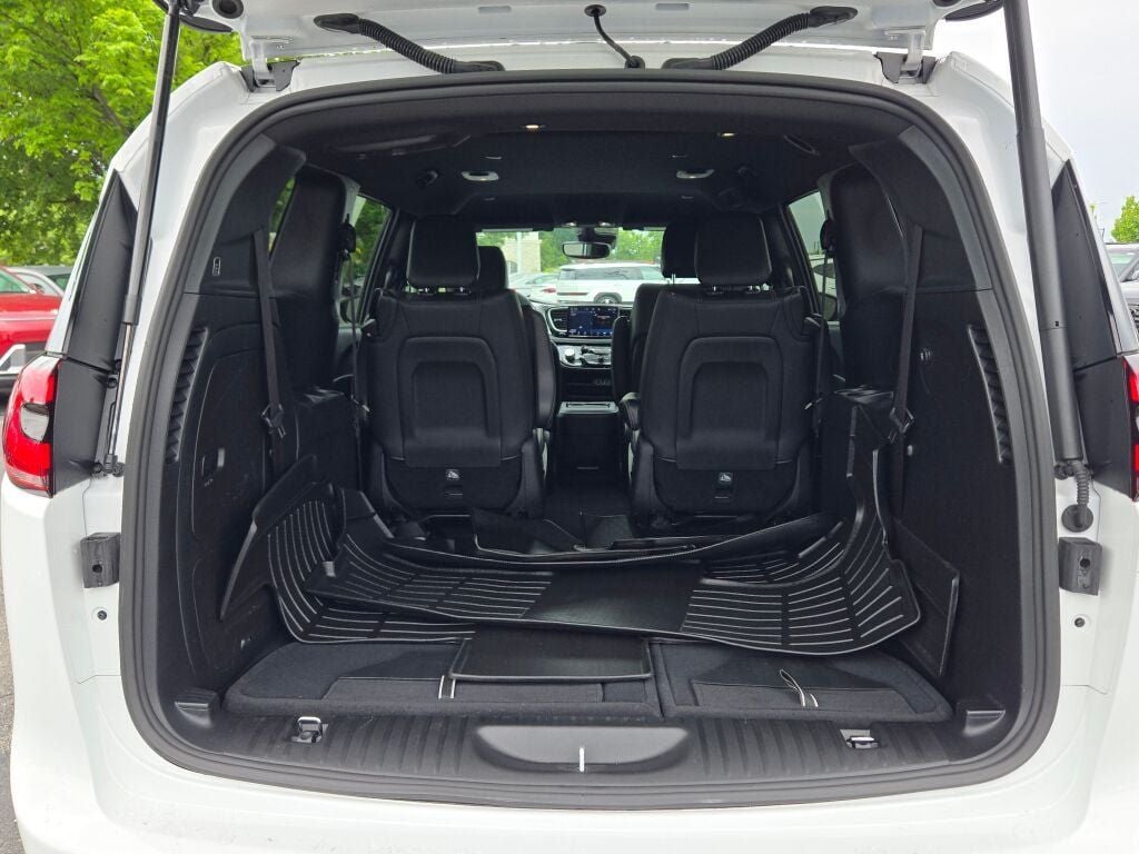 2024 Chrysler Pacifica Hybrid Select S Appearance