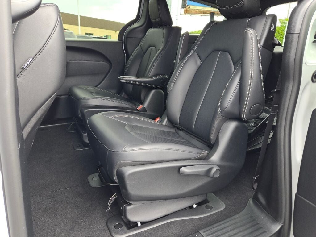 2024 Chrysler Pacifica Hybrid Select S Appearance
