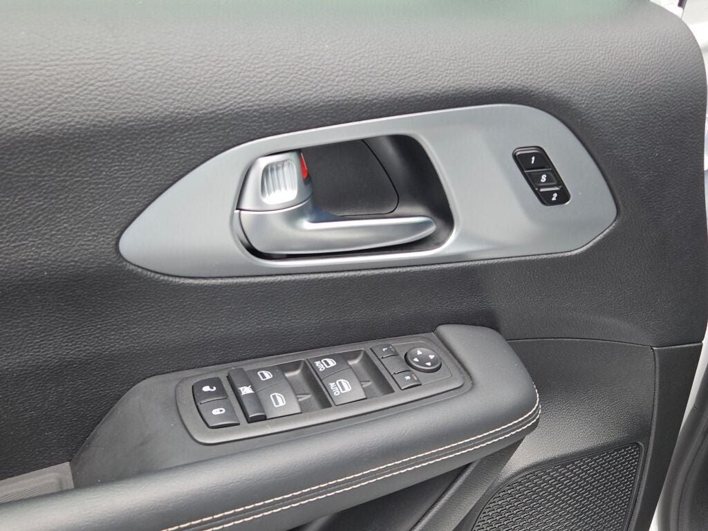 2024 Chrysler Pacifica Hybrid Select S Appearance