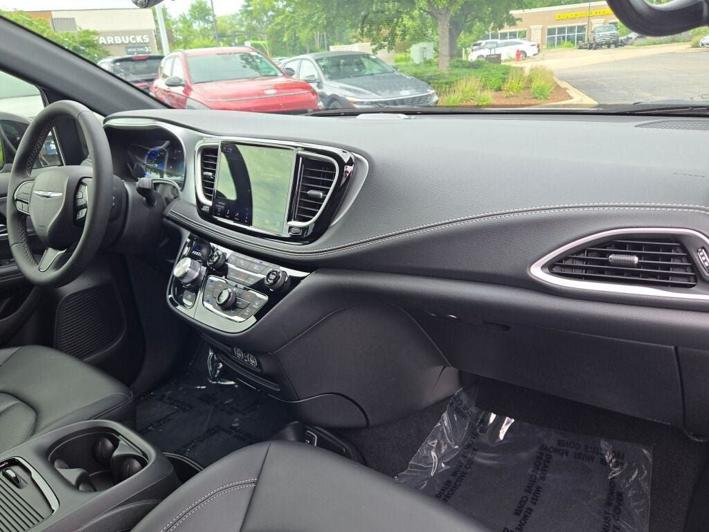 2024 Chrysler Pacifica Hybrid Select S Appearance