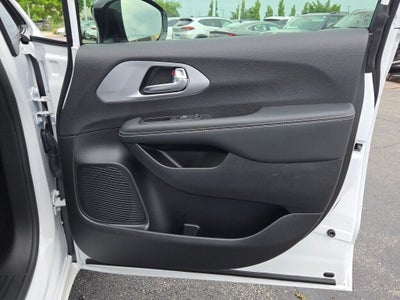 2024 Chrysler Pacifica Hybrid Select S Appearance