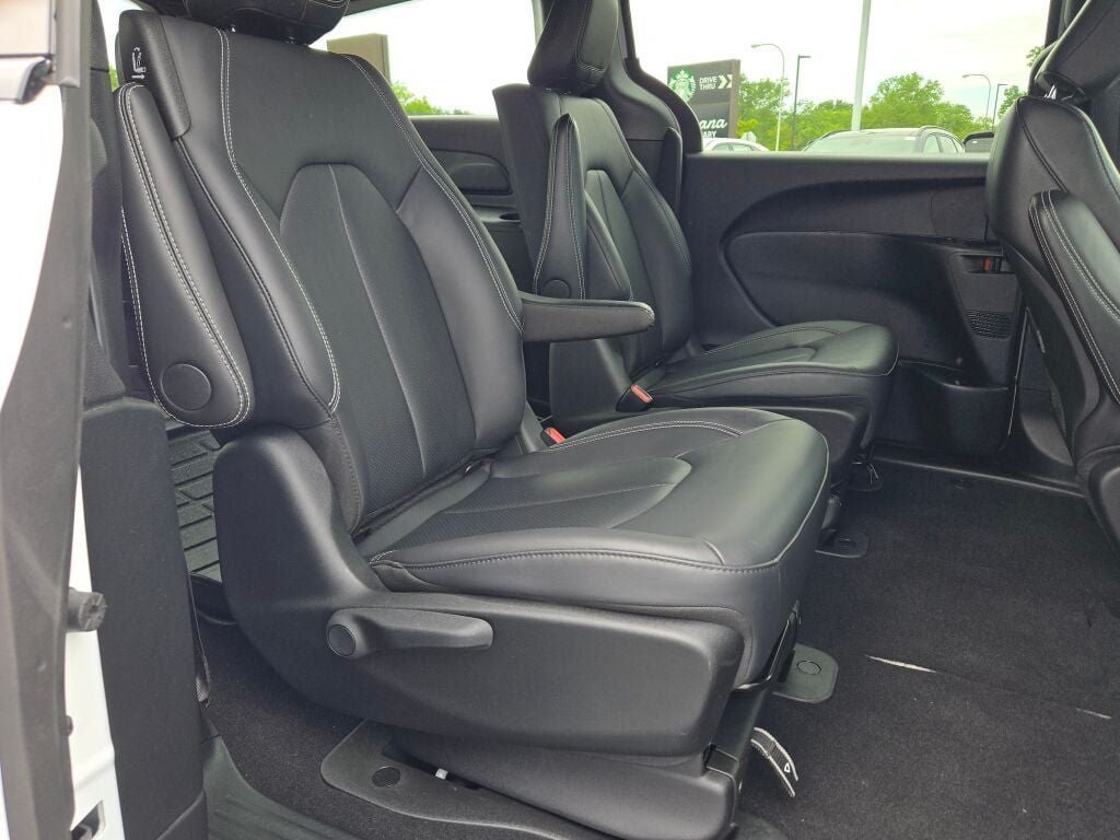 2024 Chrysler Pacifica Hybrid Select S Appearance