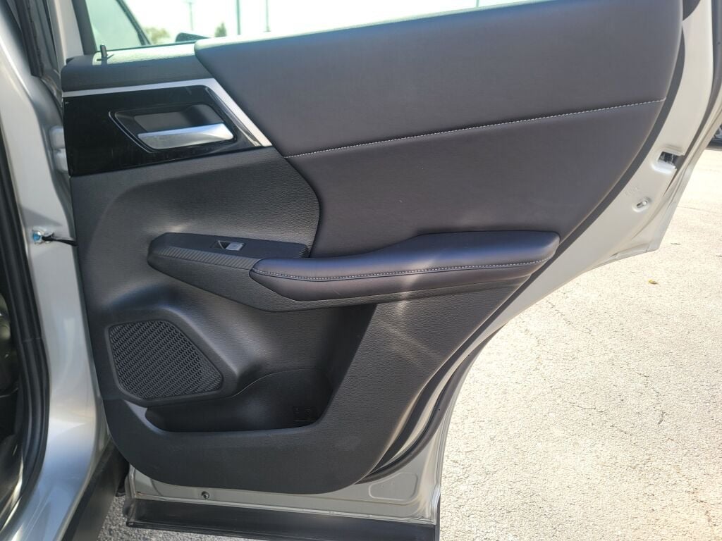 2023 Mitsubishi Outlander PHEV SE