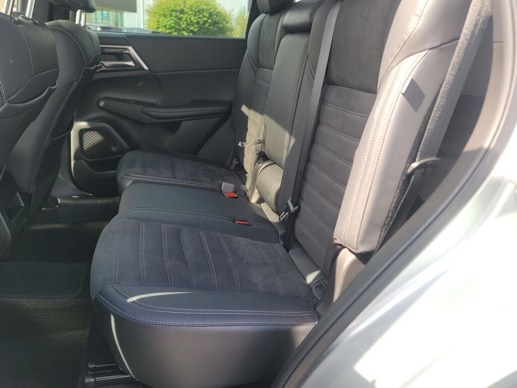2023 Mitsubishi Outlander PHEV SE
