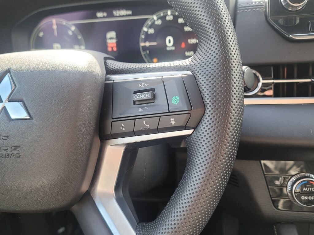 2023 Mitsubishi Outlander PHEV SE
