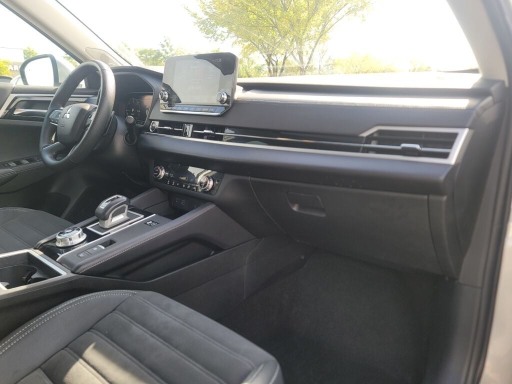 2023 Mitsubishi Outlander PHEV SE