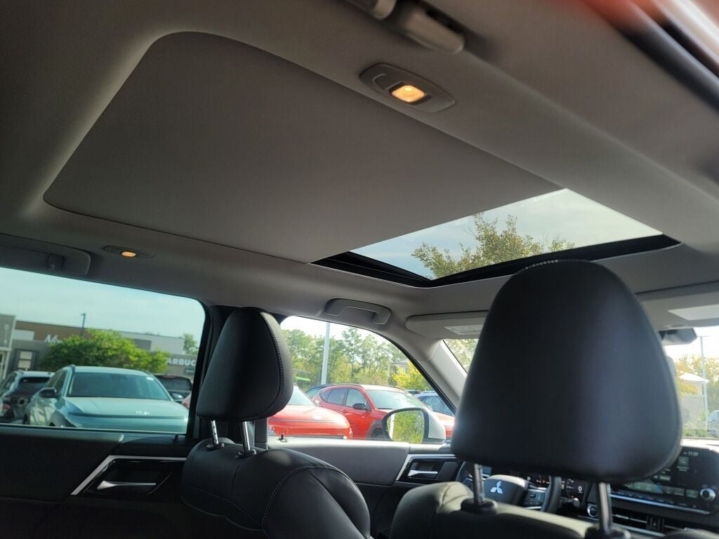 2023 Mitsubishi Outlander PHEV SE