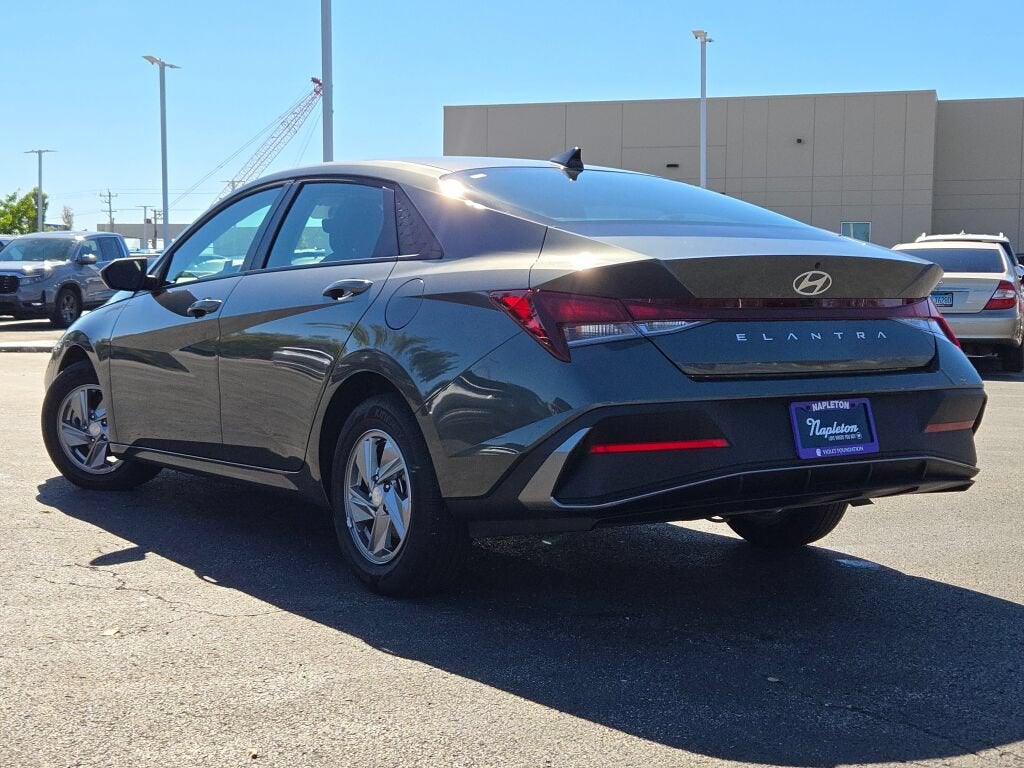 2025 Hyundai Elantra SE
