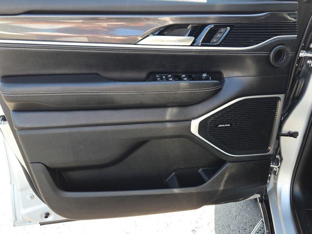 2023 Jeep Wagoneer Base