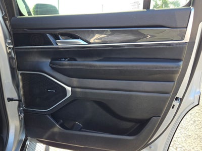 2023 Jeep Wagoneer Base