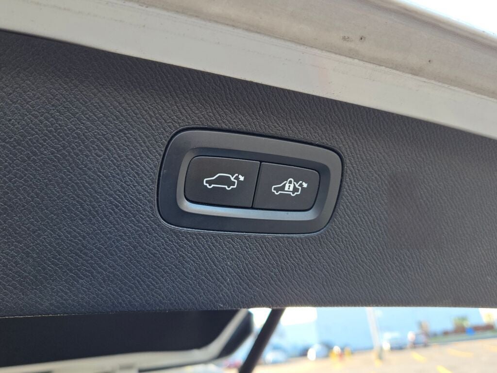 2017 Volvo XC90 T6 Momentum