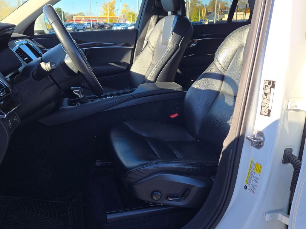 2017 Volvo XC90 T6 Momentum